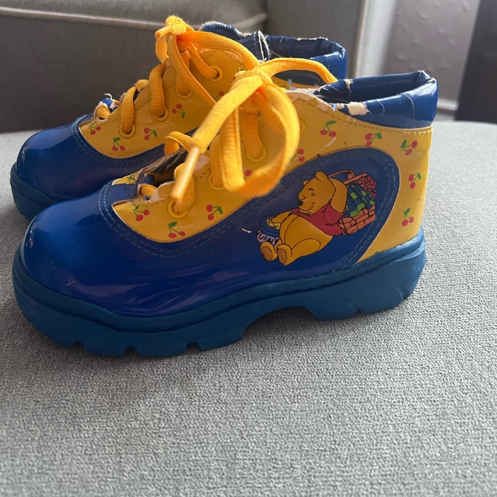 Vintage Winnie the Pooh size 9 kids boots